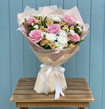 Букет цветов из:  Гвоздики, Орхидеи и Розы в Советском Ханты-Мансийского АО