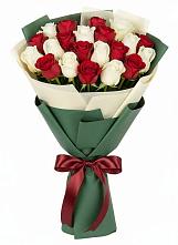 Букет Микс из красных и белых роз в Советском Ханты-Мансийского АО