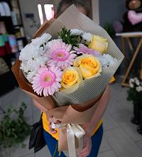 Букет цветов из:  Герберы, Розы и Хризантемы в Советском Ханты-Мансийского АО