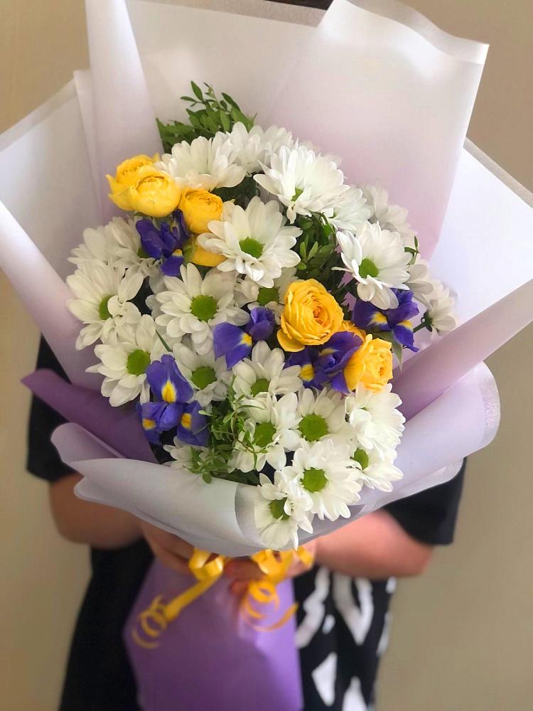 Букет цветов из: Ирисы, Хризантемы и Розы в Советском Ханты-Мансийского АО