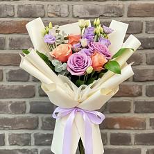 Букет цветов из:  Лизиантусы и Розы в Советском Ханты-Мансийского АО