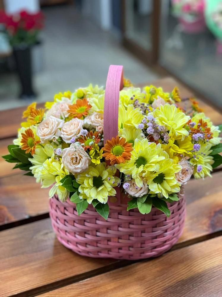 Цветочная композиция из Хризантемы и Розы в корзине в Советском Ханты-Мансийского АО