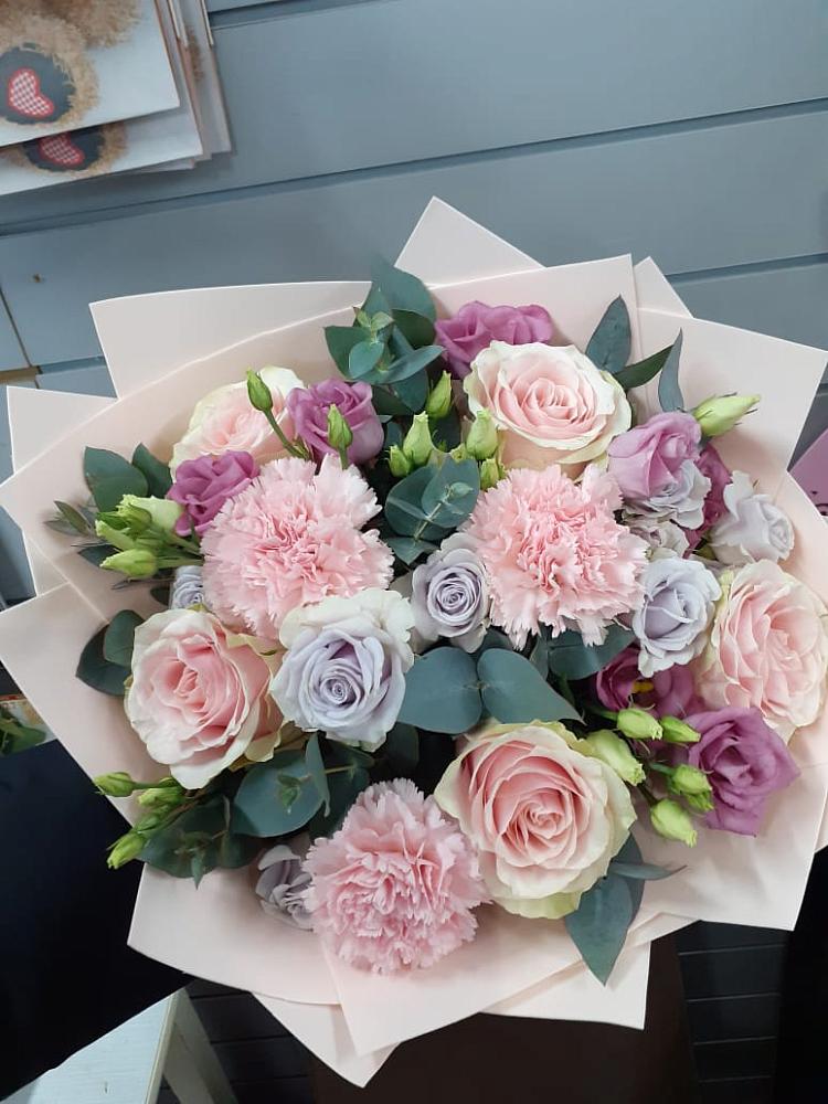 Букет цветов из: Розы, Гвоздики и Лизиантусы в Советском Ханты-Мансийского АО